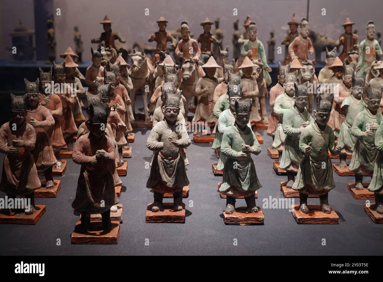 XI'AN, CINA - 31 AGOSTO 2024 - statuette di ceramica dipinta della dinastia Ming in mostra al Museo Xi'an di Xi'an, provincia di Shaanxi, Cina, ago Foto Stock