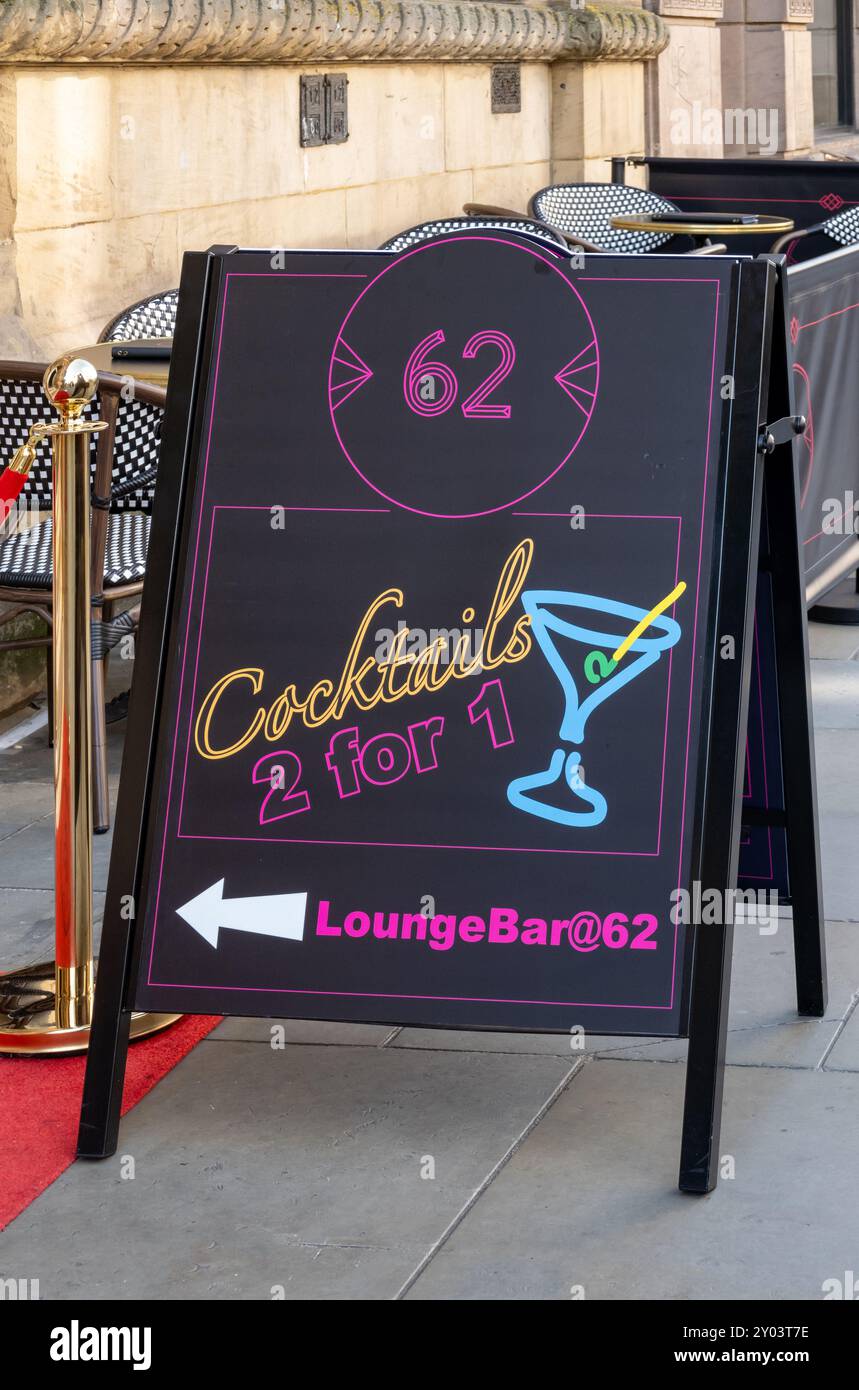 Cartello pieghevole 2 per 1 all'esterno del 62 Lounge Bar in Castle Street Liverpool Foto Stock