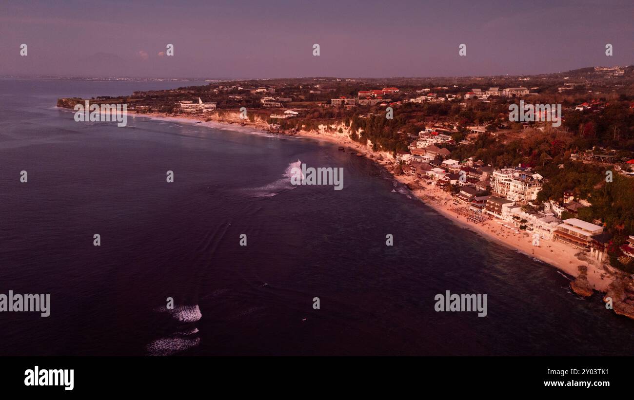 Paesaggio costiero con spiaggia di Bingin in serata al crepuscolo Foto Stock