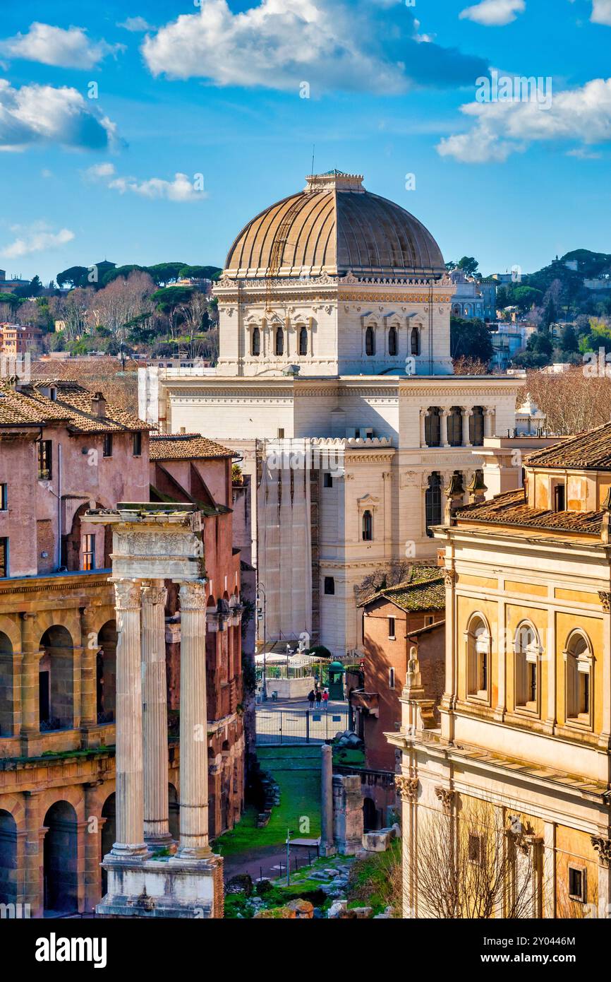 Vista della grande Sinagoga e del Teatro di Marcello, Roma, Italia Foto Stock