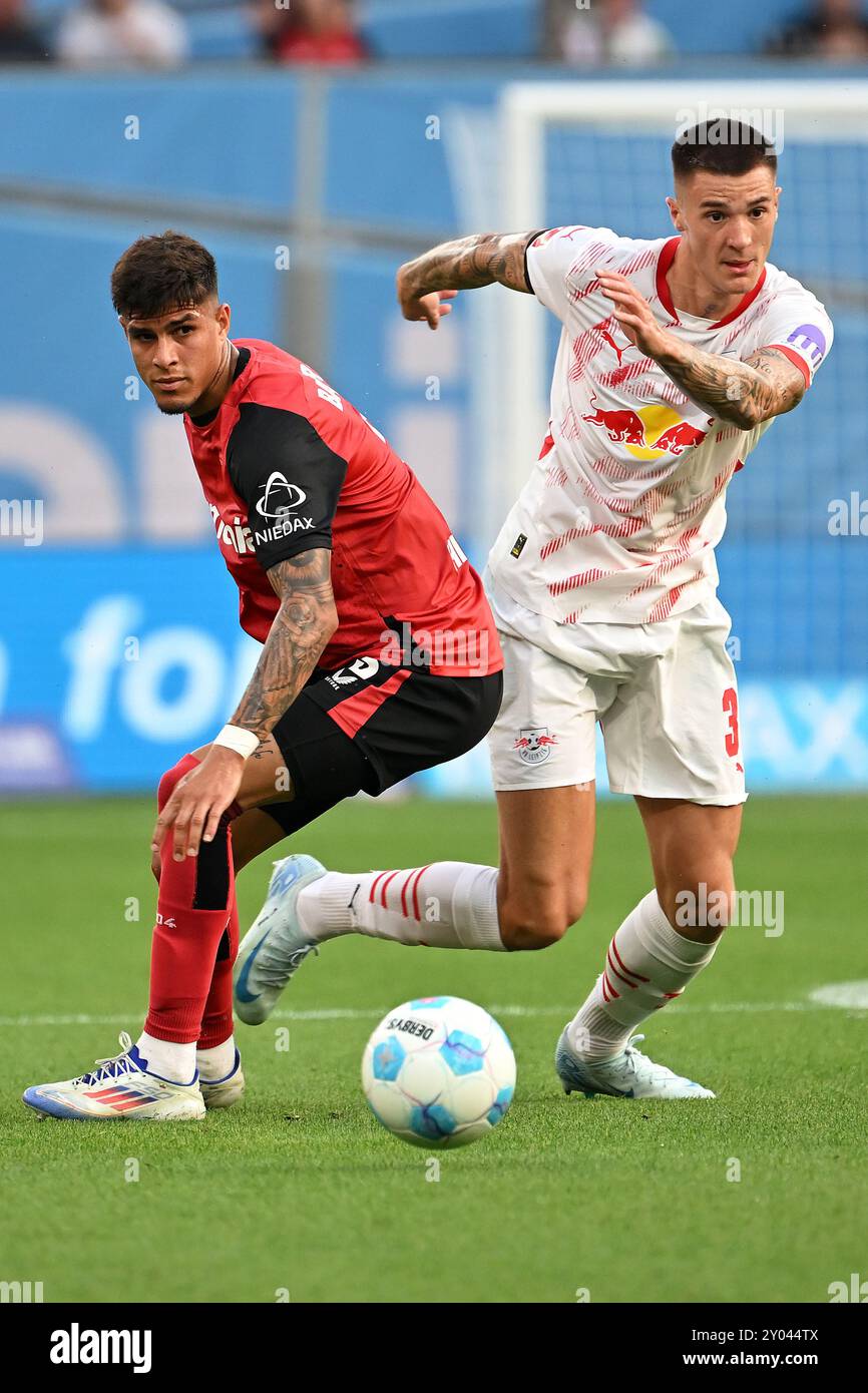 Leverkusen, Germania. 31 agosto 2024. Piero Hincapie (L) del Bayer 04 Leverkusen vies con Benjamin Sesko del RB Leipzig durante la prima divisione della Bundesliga match a Leverkusen, Germania, 31 agosto 2024. Crediti: Ulrich Hufnagel/Xinhua/Alamy Live News Foto Stock