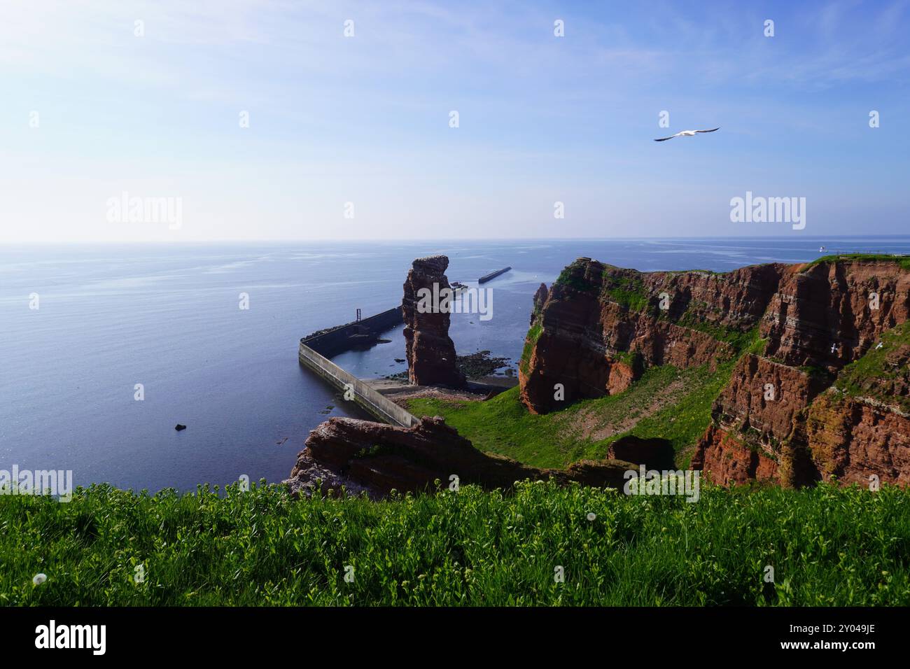 Vista panoramica del paesaggio di Helgoland con scogliere ripide e Lange Anna Foto Stock