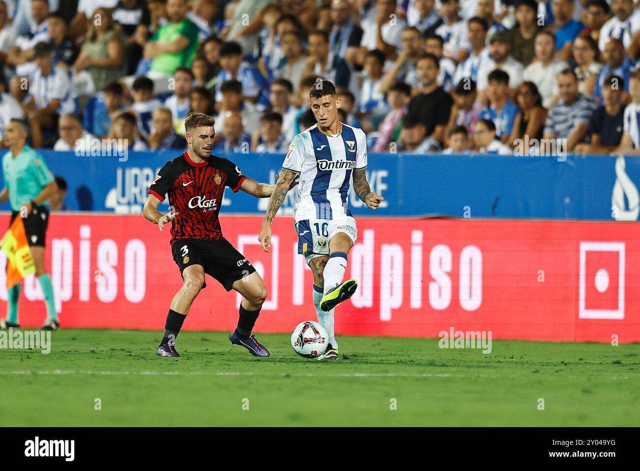 Leganes, Spagna. 31 agosto 2024. (L-R) Toni lato (Mallorca), Dani Raba (Leganes) calcio: Partita spagnola "la Liga EA Sports" tra CD Leganes 0-1 RCD Mallorca all'Estadio Municipal de Butarque di Leganes, Spagna. Crediti: Mutsu Kawamori/AFLO/Alamy Live News Foto Stock