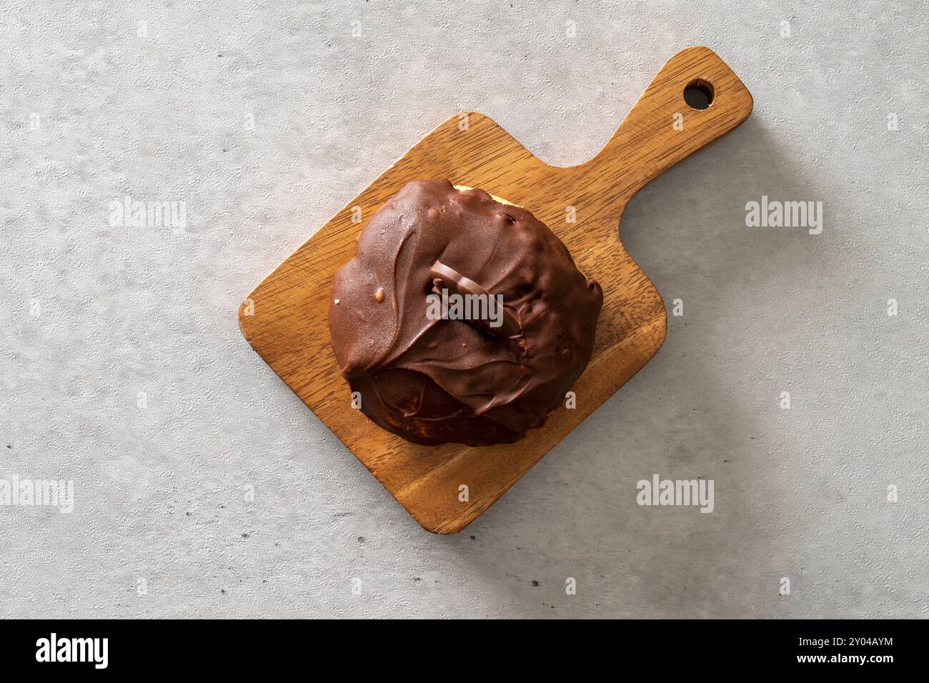 Focaccine di mais, marmellata di mele, scones, marmellata di pesca, cioccolato, madeleine, latte con fiocco di neve, torta Foto Stock