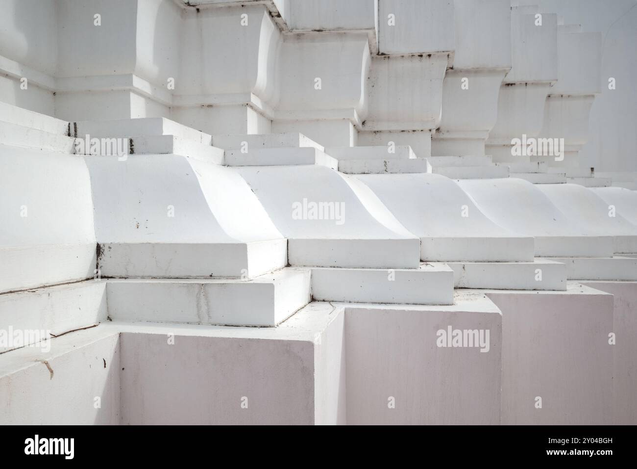 Vista ravvicinata di una struttura architettonica bianca caratterizzata da forme geometriche e motivi ripetitivi. Foto Stock