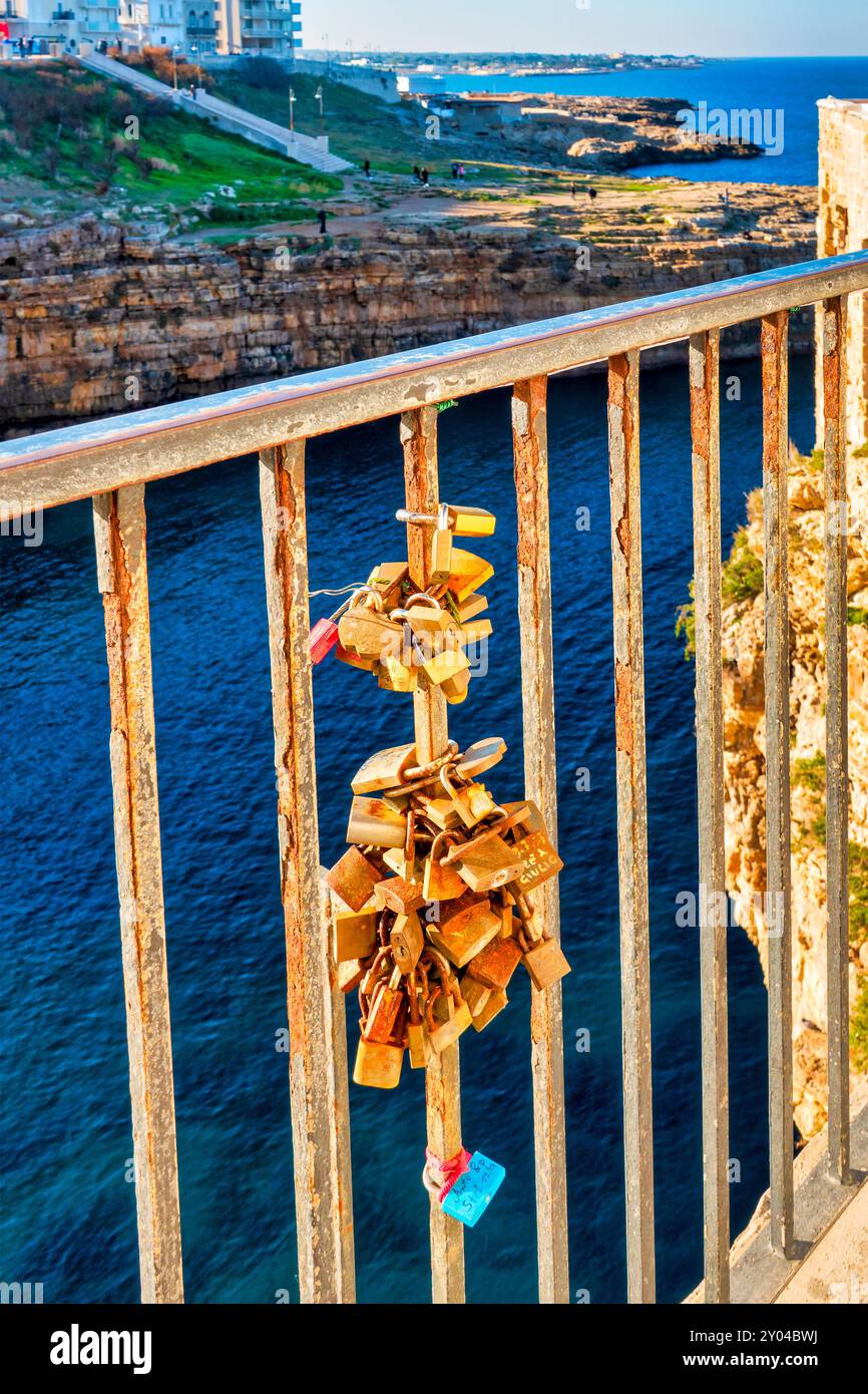 I lucchetti d'amore sul punto panoramico nel centro storico di Polignano a Mare, Italia Foto Stock