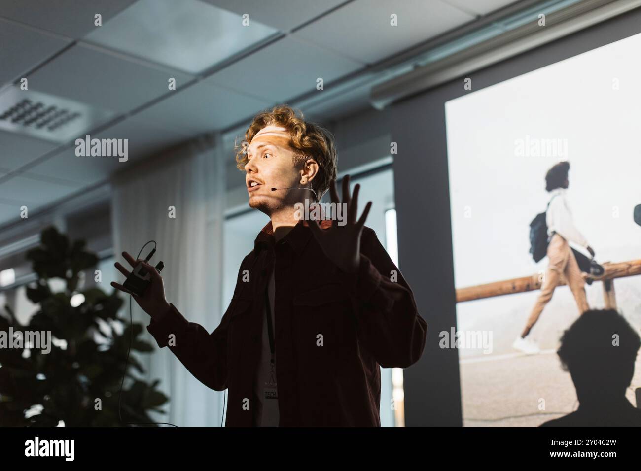Giovane imprenditore maschile che tiene una presentazione al centro conferenze durante il seminario Foto Stock