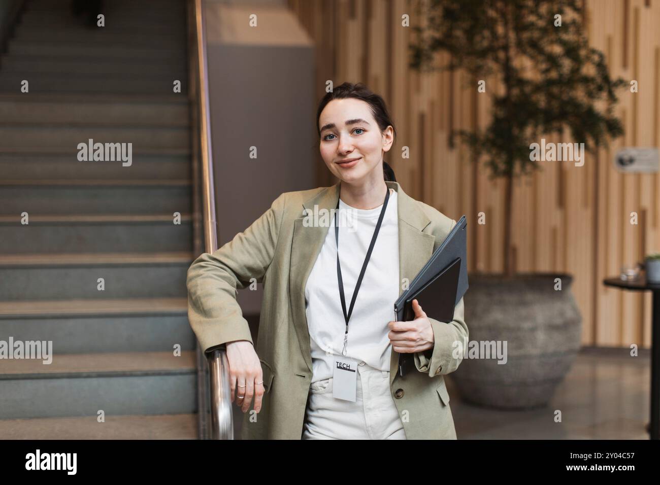 Ritratto di una giovane imprenditrice appoggiata su una ringhiera per scale presso il centro congressi Foto Stock