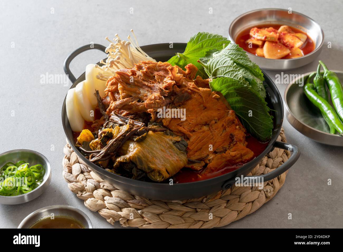 Cucina coreana, gamjatang, zuppa di stendardo osseo, teiera, spina dorsale di maiale, foglie di perilla, contorni, Foto Stock