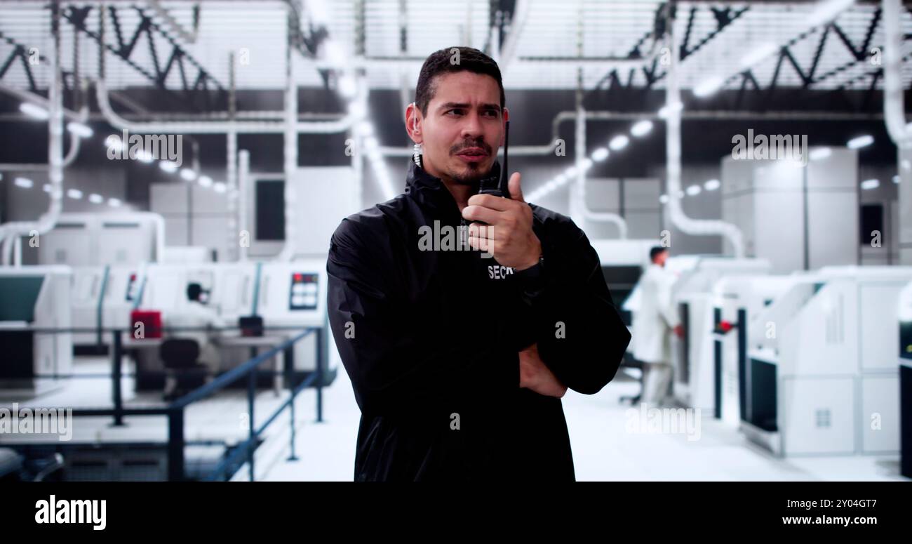 Guardia di sicurezza di notte con torcia elettrica alla fabbrica di chip Foto Stock