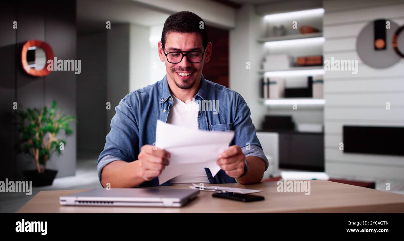 Lettura lettera aperta con buoni risultati e buone notizie Foto Stock