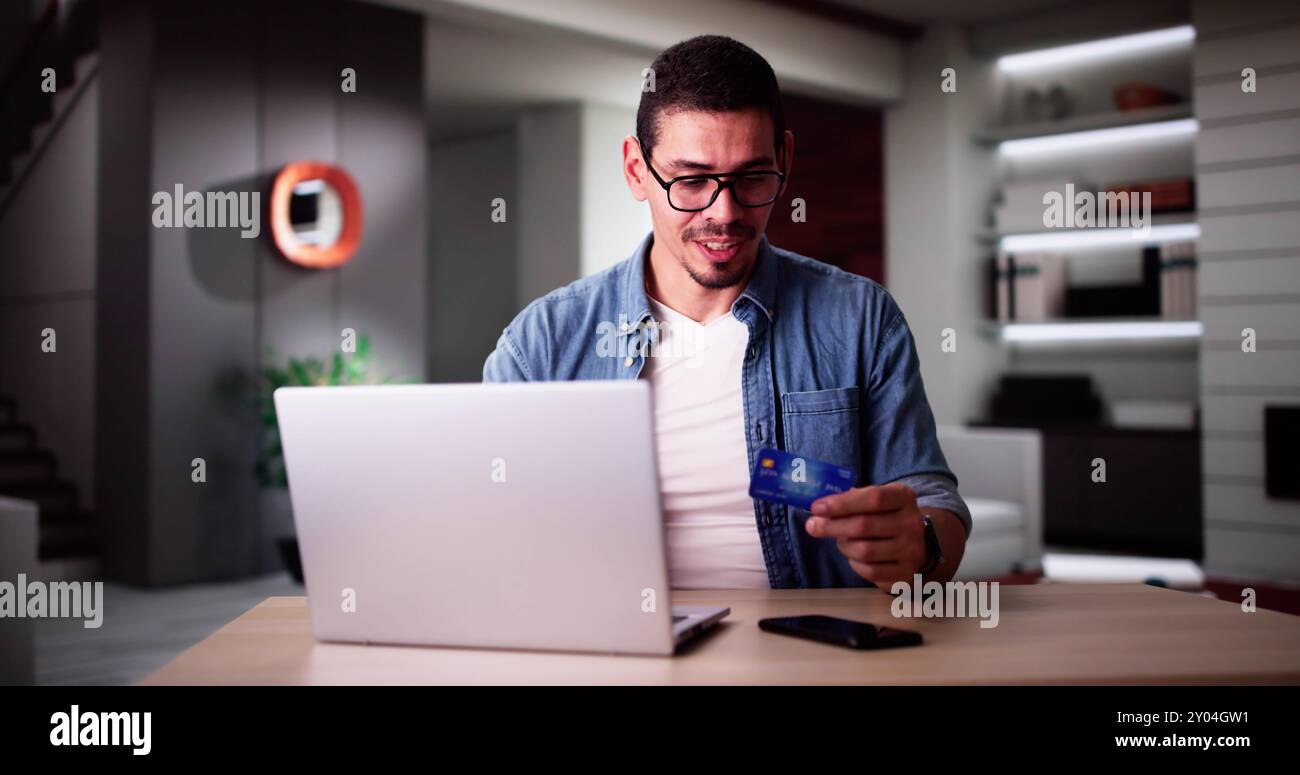 Shopping online su notebook. Negozio Internet. Vendita al consumo Foto Stock