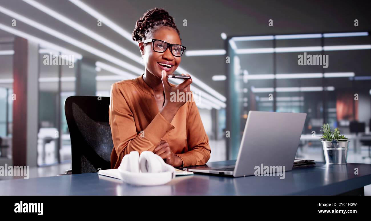 Donna d'affari che utilizza la tecnologia del telefono mobile e il laptop Foto Stock