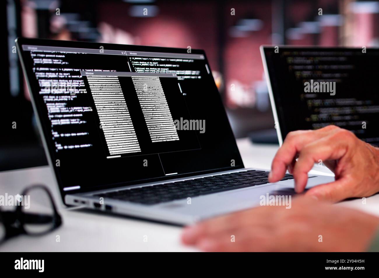 Uomo in stato di lavoro eccessivo che lavora due lavori a tempo pieno Foto Stock