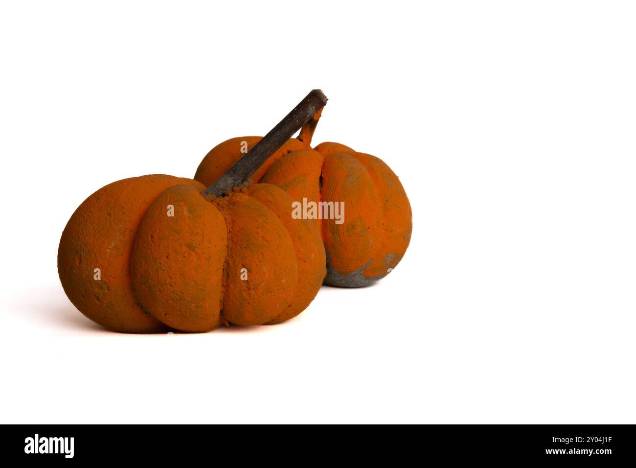 Questa immagine mostra due piccole zucche isolate su uno sfondo bianco. Le zucche sono di colore arancione vivace. Foto Stock