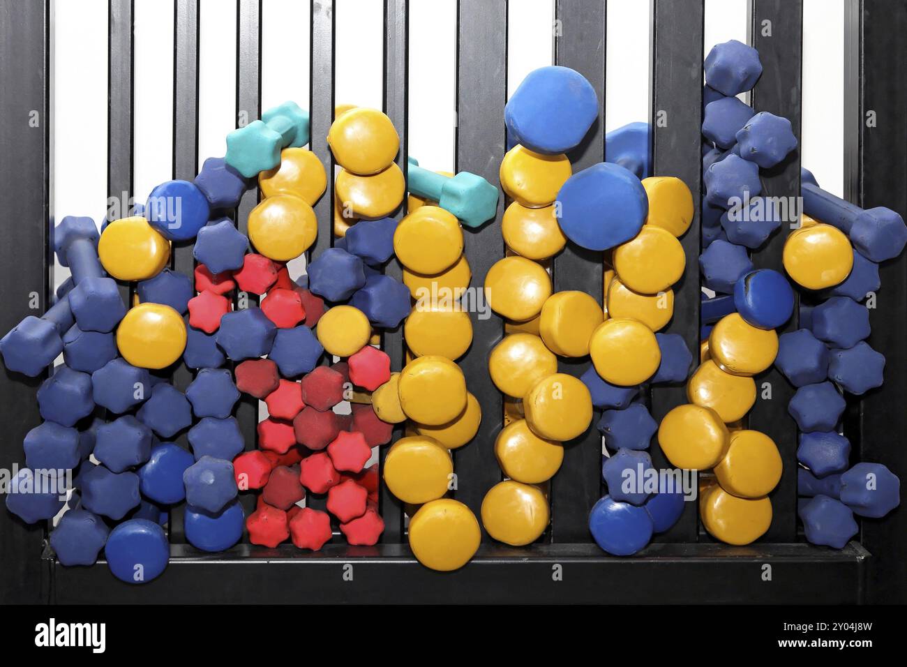 Pesi Coroful per allenamenti di forza in palestra Foto Stock