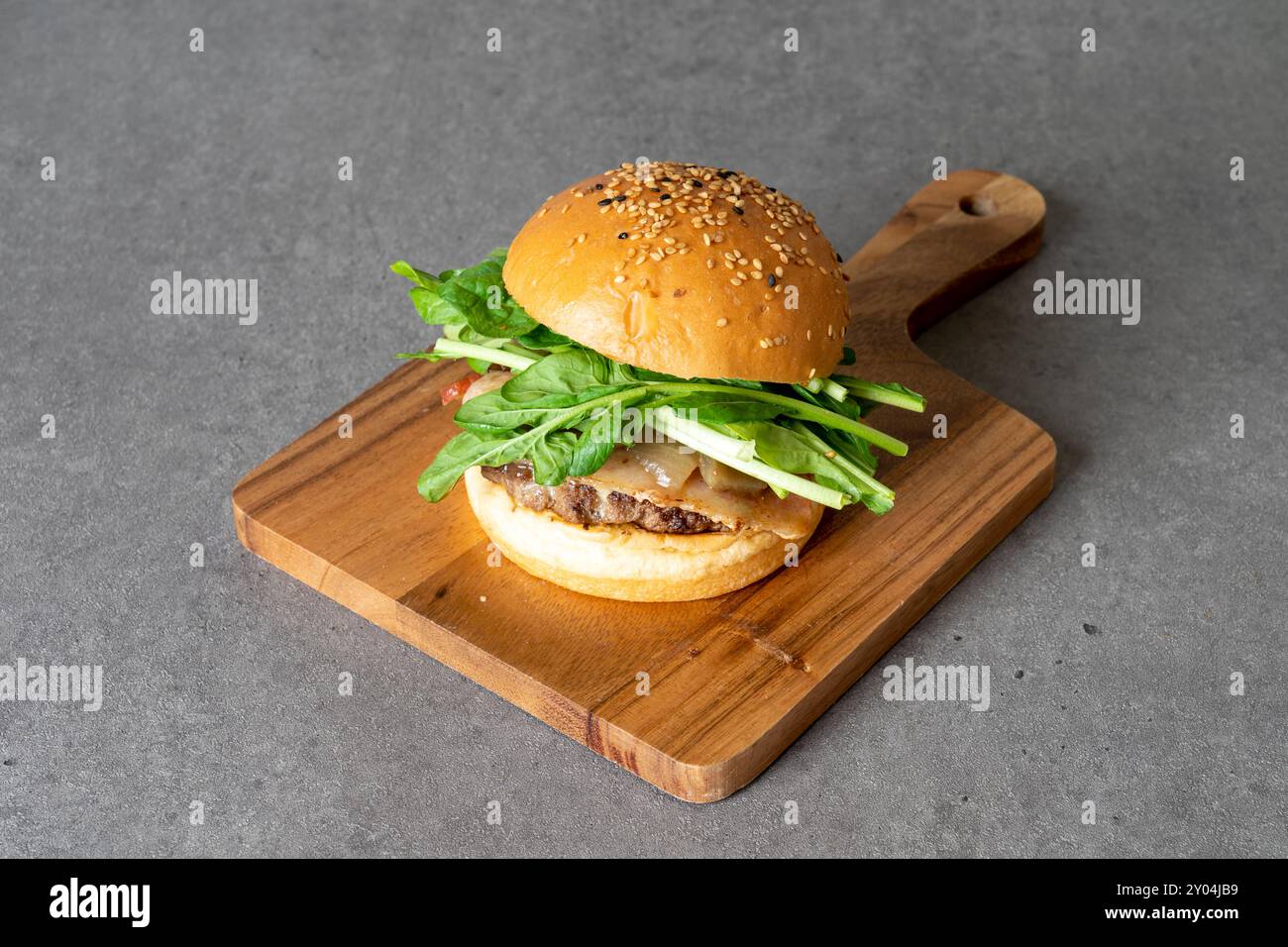 Hamburger, hamburger, ananas, verdure, manzo, peperoncino, pomodoro, lattuga, pane Foto Stock