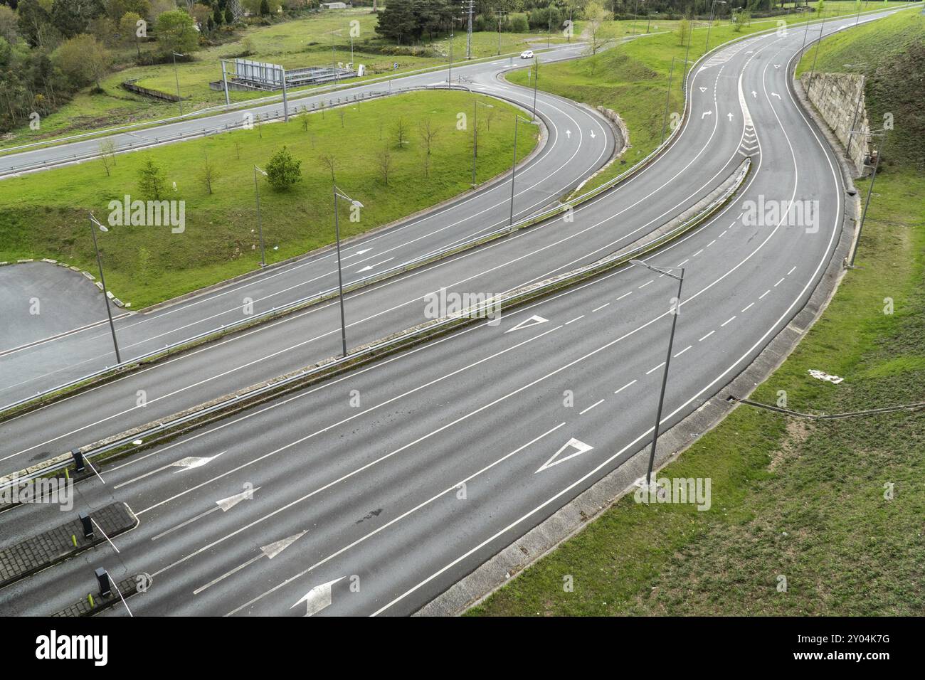 Molte strade vista da sopra con veicoli n. Infrastrutture o di ingegneria stradale concetto Foto Stock