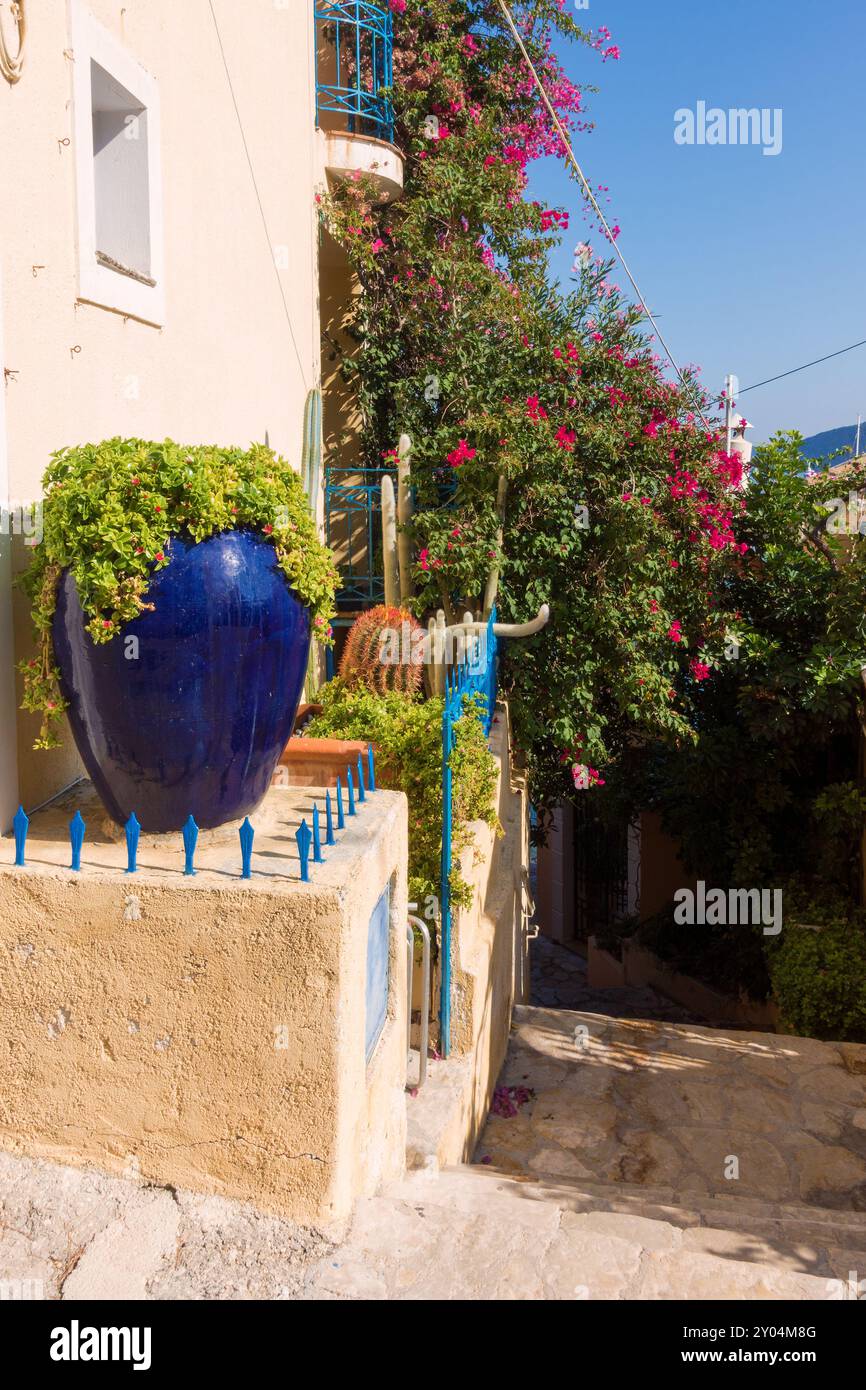 Splendida architettura sulle strade del villaggio di Assos, dell'isola di Cefalonia, in Grecia Foto Stock