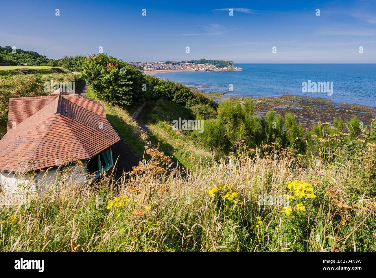 Vista dalla scogliera della baia sud di Scarborough in estate, vicino alla torre dell'orologio Foto Stock