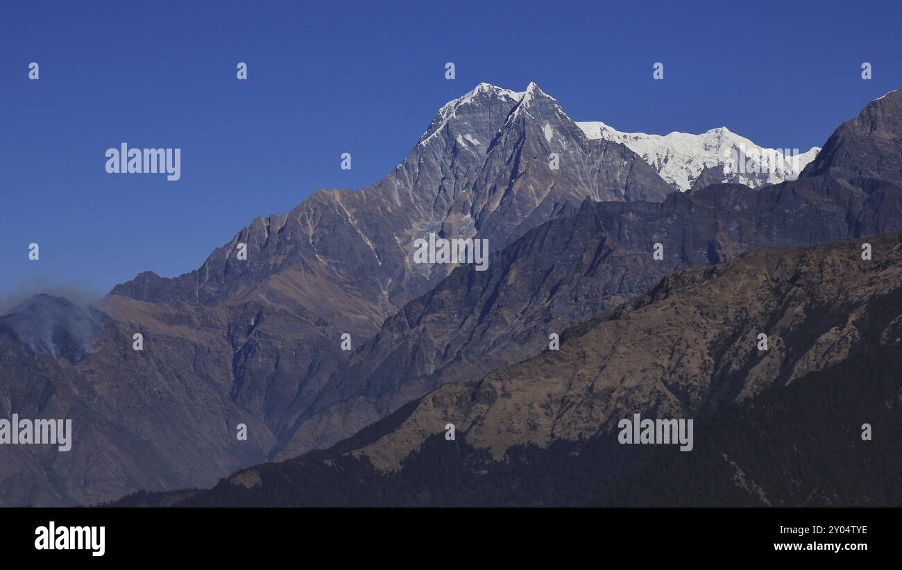Nilgiri, alta montagna in Nepal. Vista da Mohare Danda Foto Stock