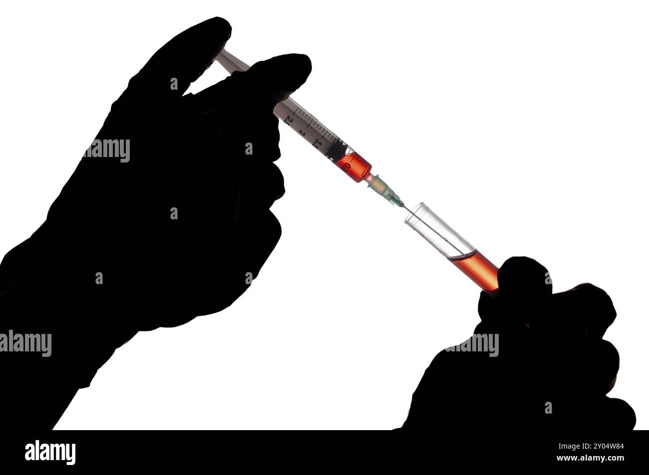 Mano che tiene una siringa e di assunzione di un campione di sangue da un tubo per analisi Foto Stock