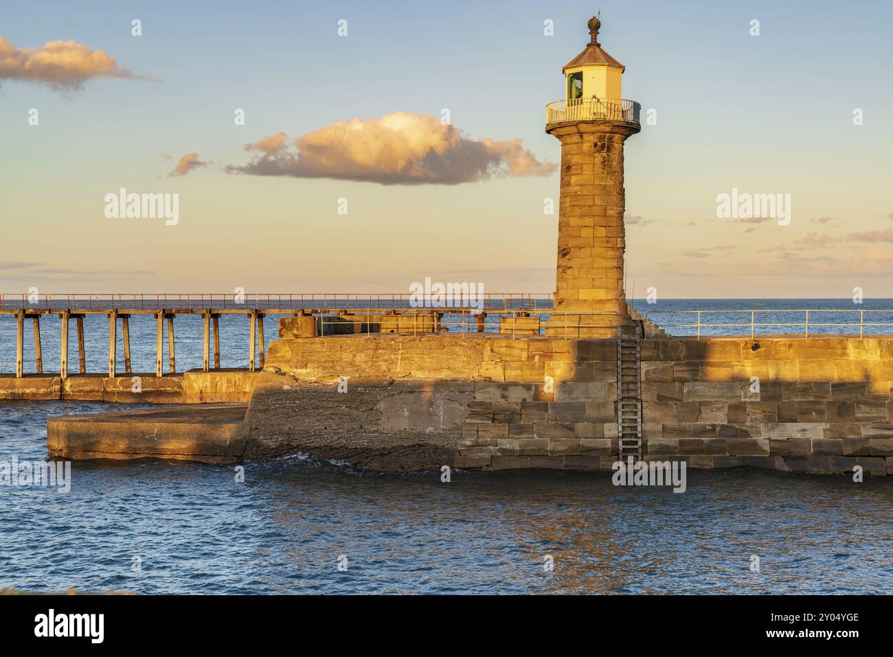 Il porto di Whitby Faro Est nel North Yorkshire, Inghilterra, Regno Unito Foto Stock