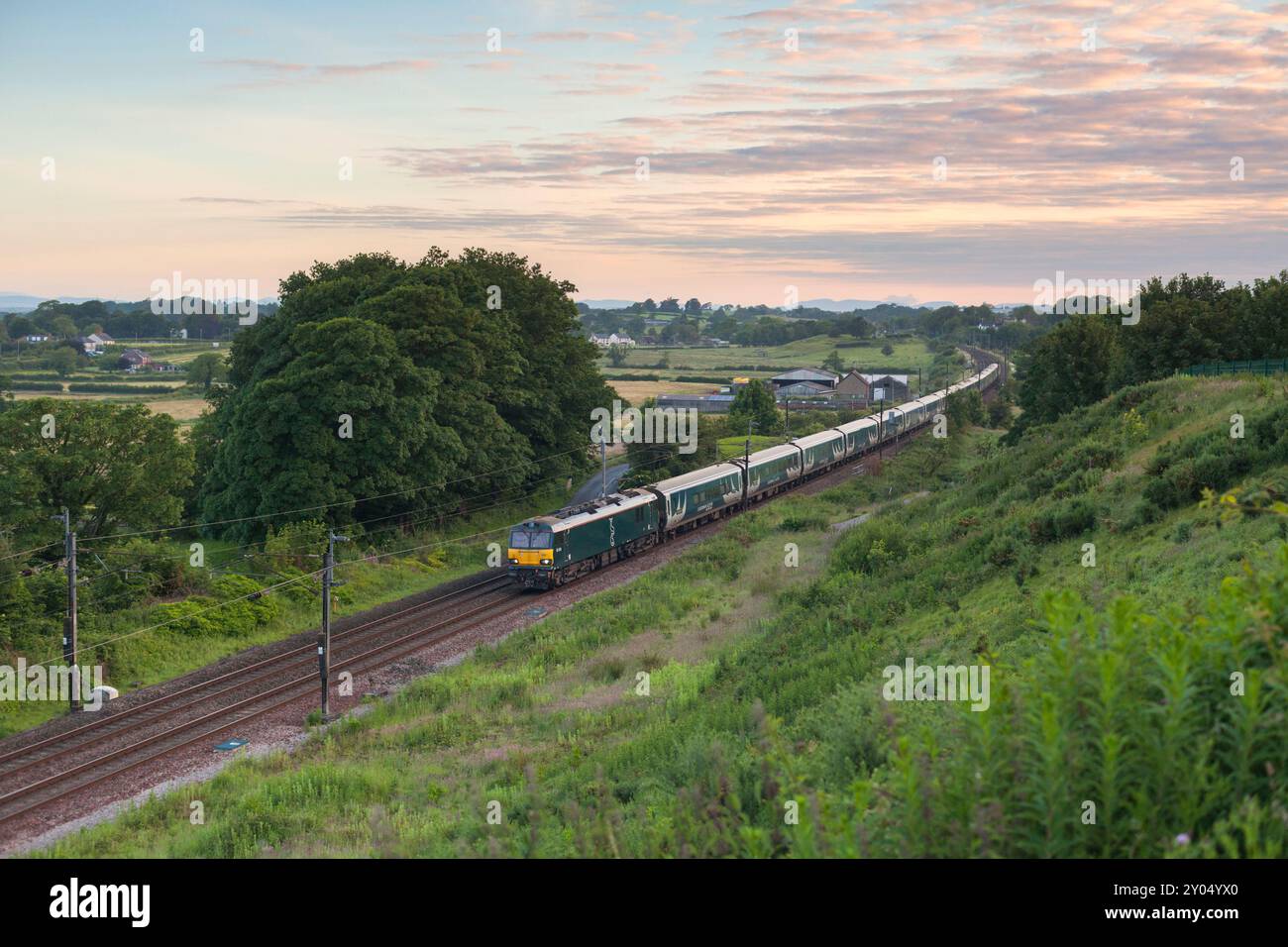 Il vagone letto Caledonian diretto a sud sulla costa occidentale del Lancashire trainato da una locomotiva elettrica di classe 92, 92038 Foto Stock