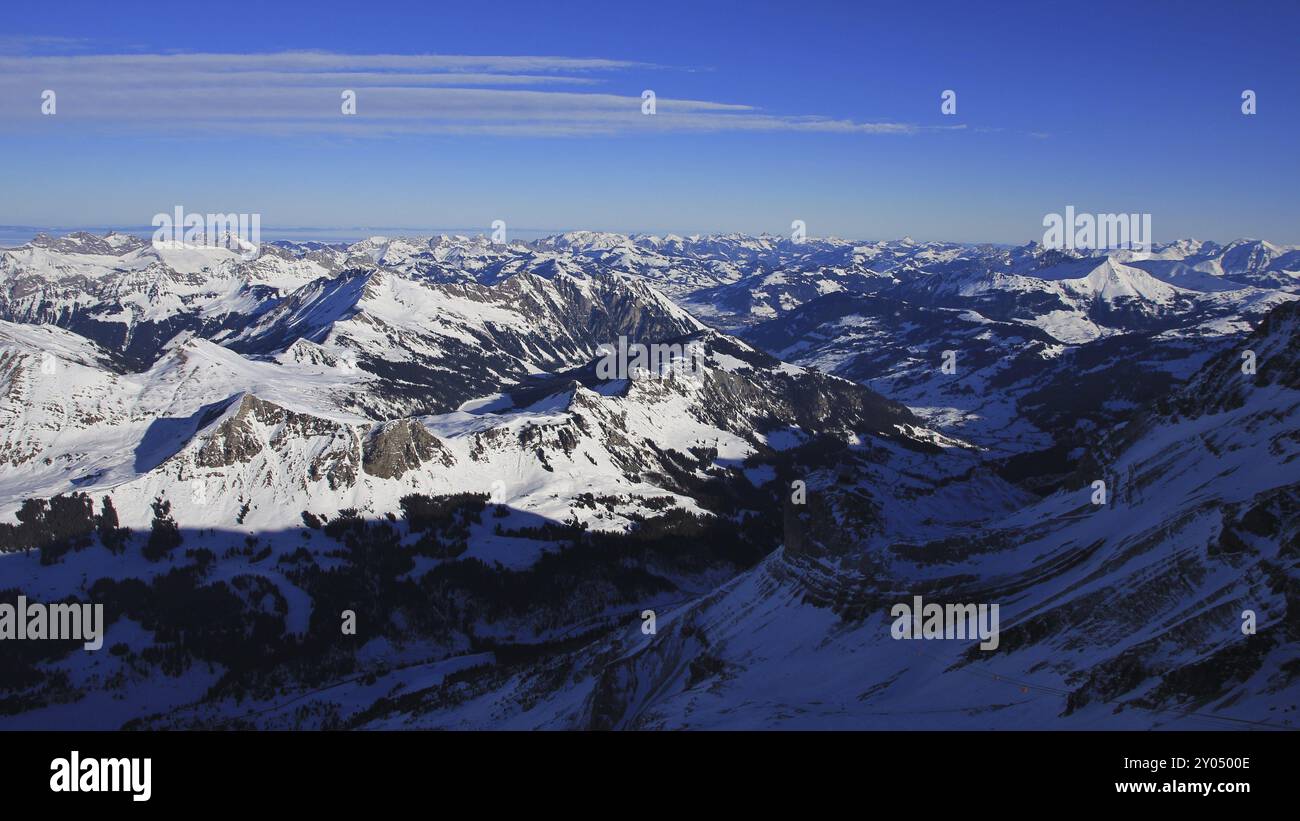 Mattina d'inverno nell'Oberland Bernese. Vista dalla stazione sommitale del Glacier des Diablerets. Catene montuose innevate delle Alpi svizzere Foto Stock