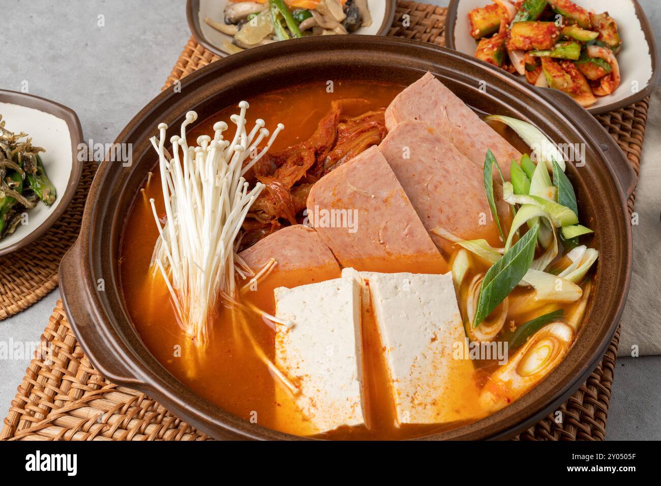 Cucina coreana, specialità di pesce, agu, jjim, costolette intere, zuppa, kimchi, spam, gnocchi, carne, vongole, kalguksu, uova di ricci di mare, contorni, tradizioni Foto Stock
