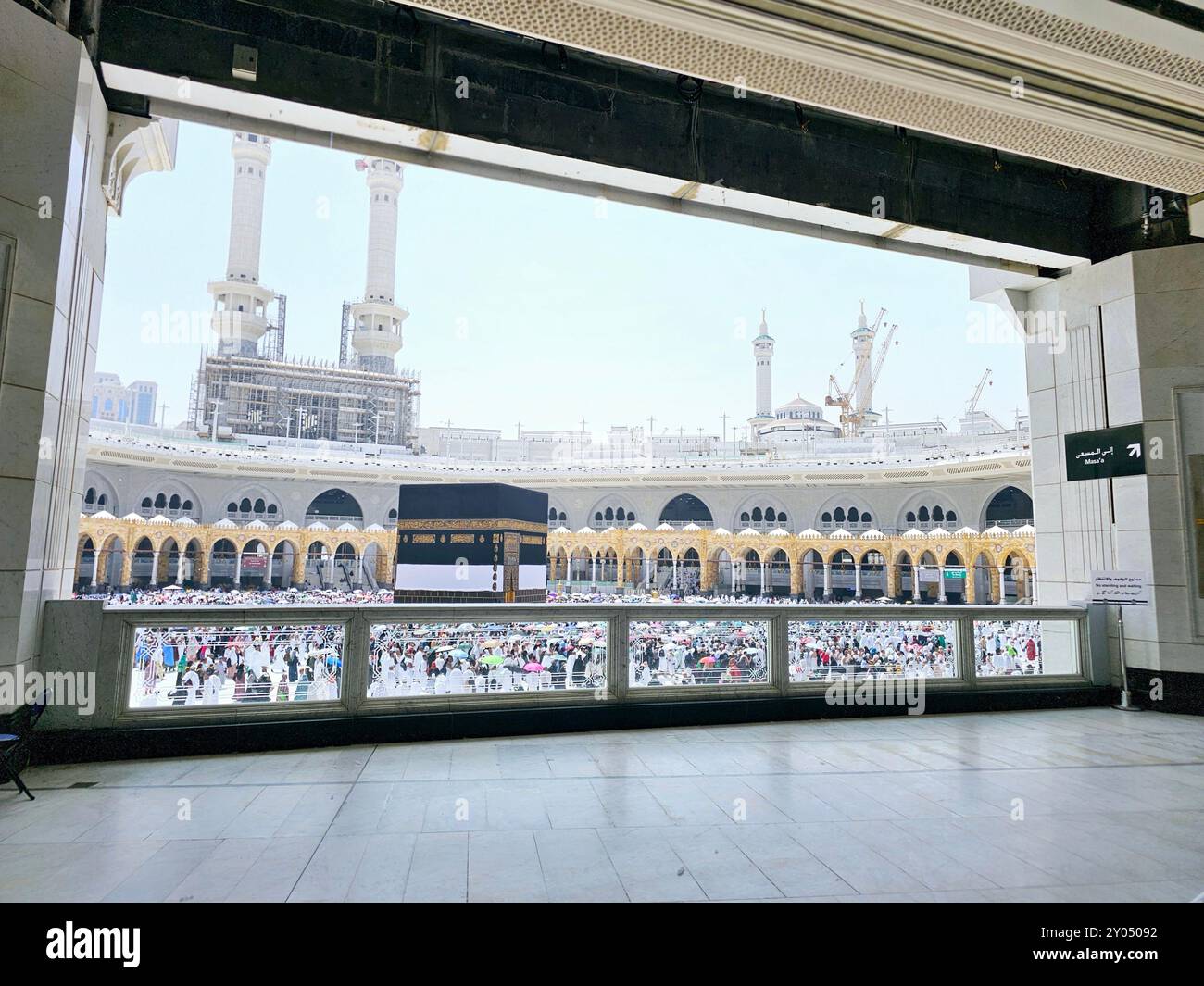 La Mecca, Arabia Saudita, 4 giugno 2024: Minareti e Kaaba in Hajj, pellegrinaggio, Umrah, circumambulazione, accerchiamento, passeggia per sette volte per il Santo Ka'abah Foto Stock