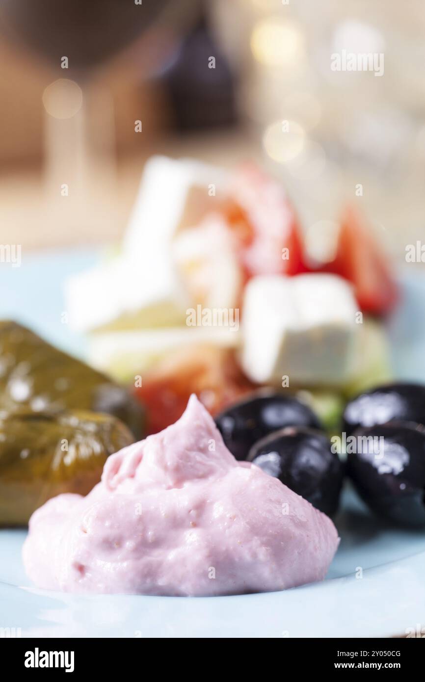 Tarami greci e foglie di vite farcite con insalata Foto Stock Tarami greci e foglie di vite farcite con insalata Foto Stock