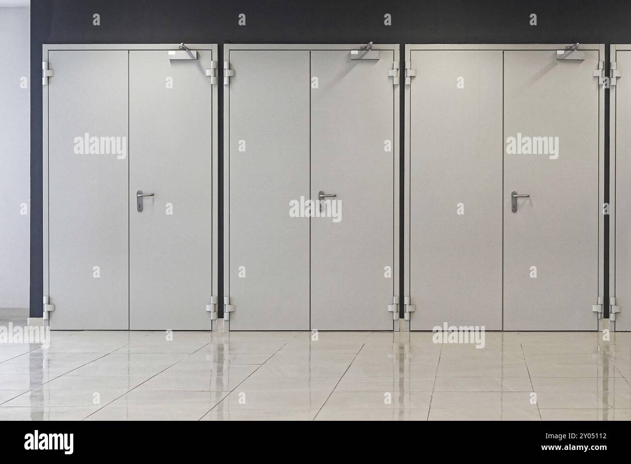 Grigio tre doppie porte chiuse Foto Stock