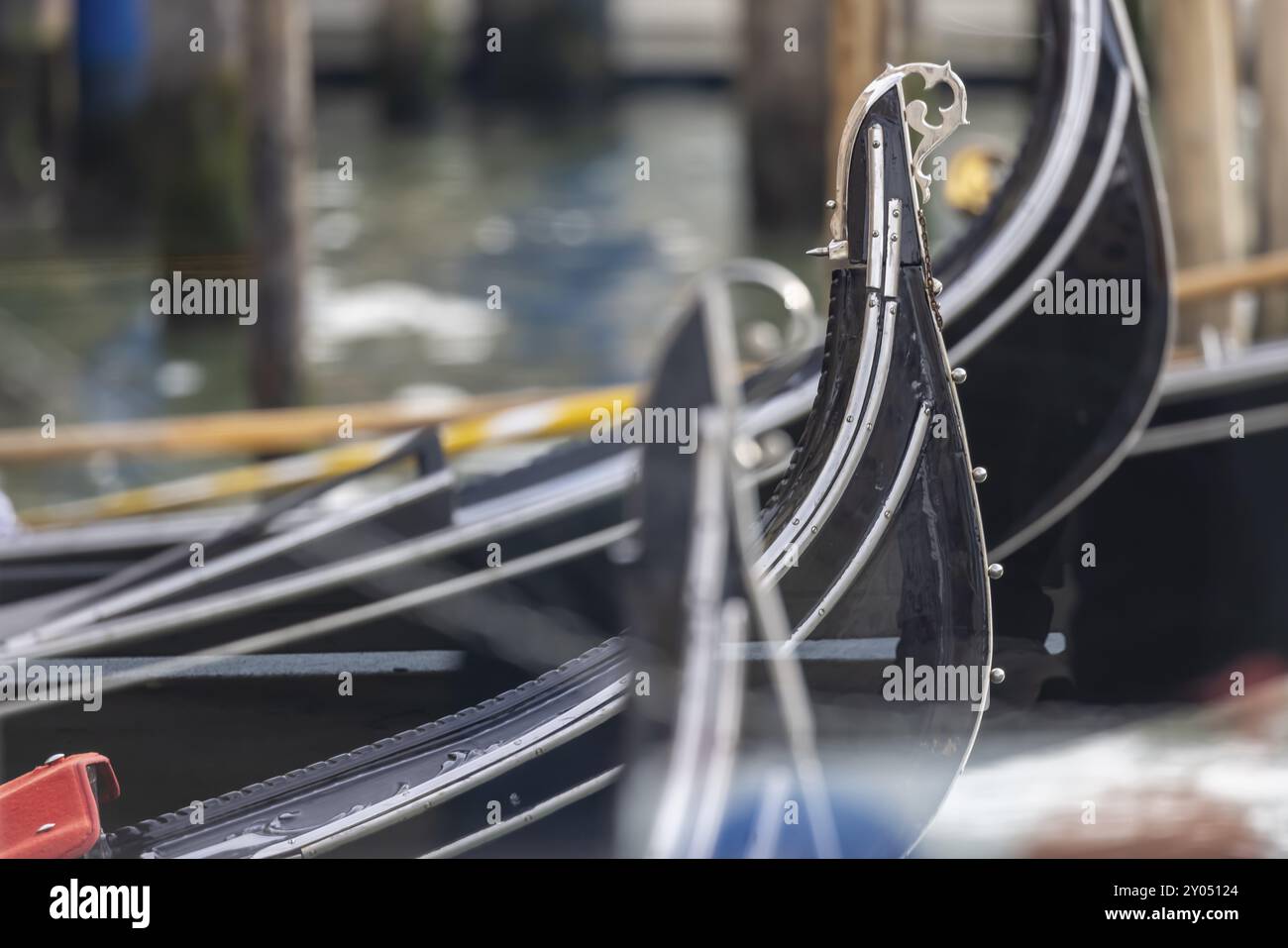 Gondola veneziana con decorazioni, in attesa di turisti. Venezia, Venezia, Italia, Europa Foto Stock