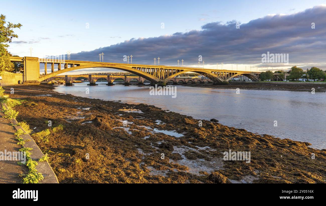 Royal Tweed Bridge e Berwick ponte in background, che conduce oltre il fiume Tweed in Berwick-Upon-Tweed, Northumberland, England, Regno Unito Foto Stock