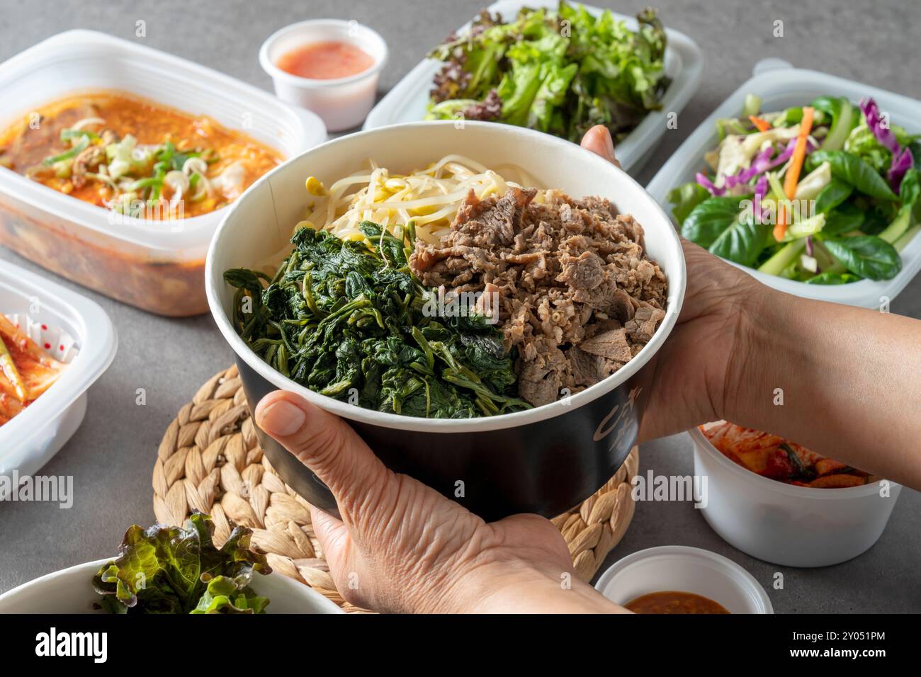 Cucina coreana, costolette, gondre, bulgogi, tazza di riso, riso, verdure, contorni, lattuga, kimchi, pasta di soia, aglio Foto Stock