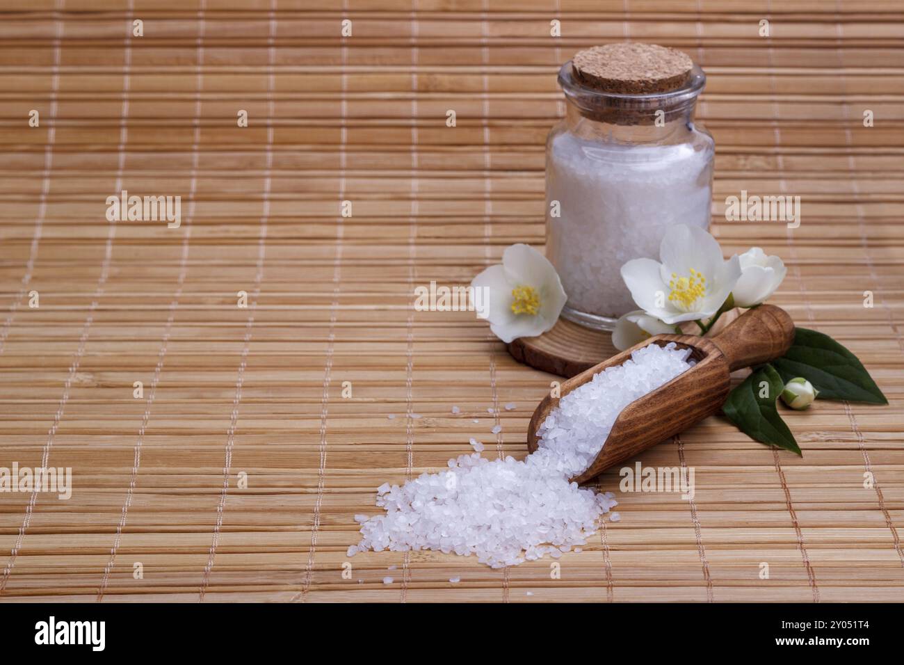 Organici naturali di sale da bagno con fiori di gelsomino, spa concept Foto Stock