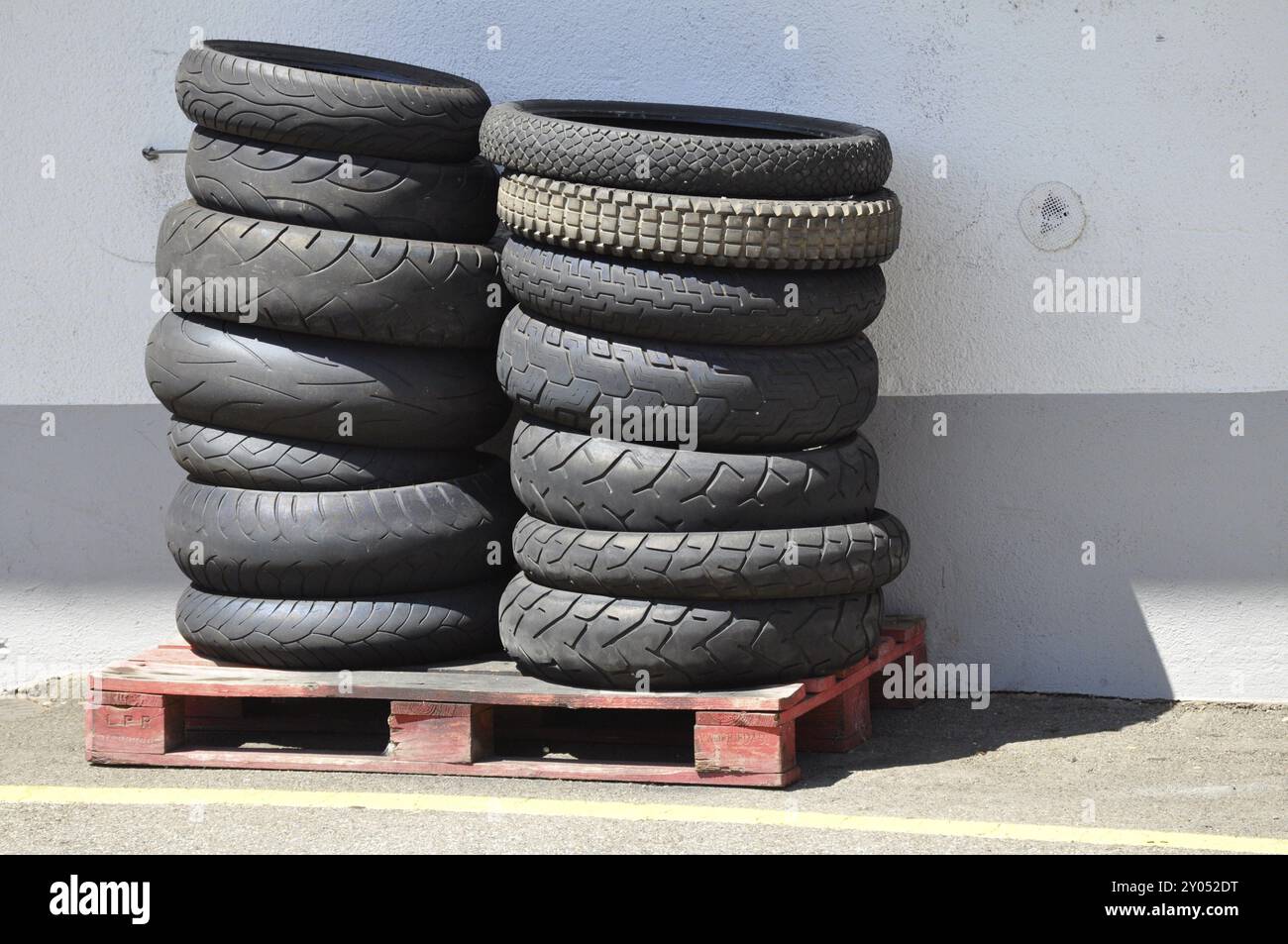 Pallet con pneumatici per motociclette usurati Foto Stock