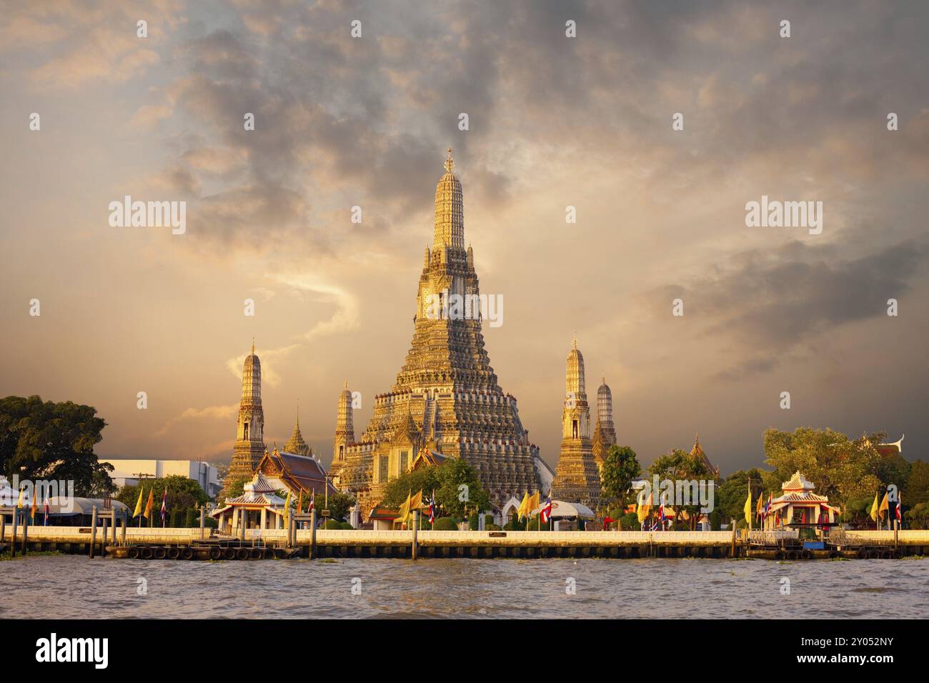 L'iconico Tempio dell'Alba, Wat Arun, lungo il fiume Chao Phraya con un colorato cielo rosso all'alba a Bangkok, Thailandia, Asia Foto Stock