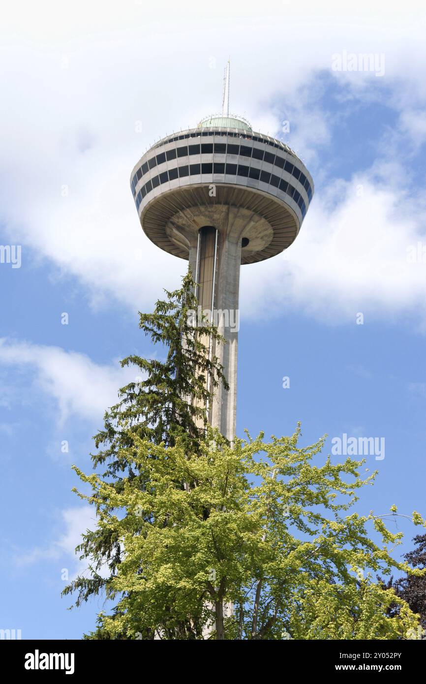 Skylon Tower a Niagara Falls, Ontario, Canada. Questa torre con ristorante girevole sorge sul confine canadese e offre una vista spettacolare su H. Foto Stock