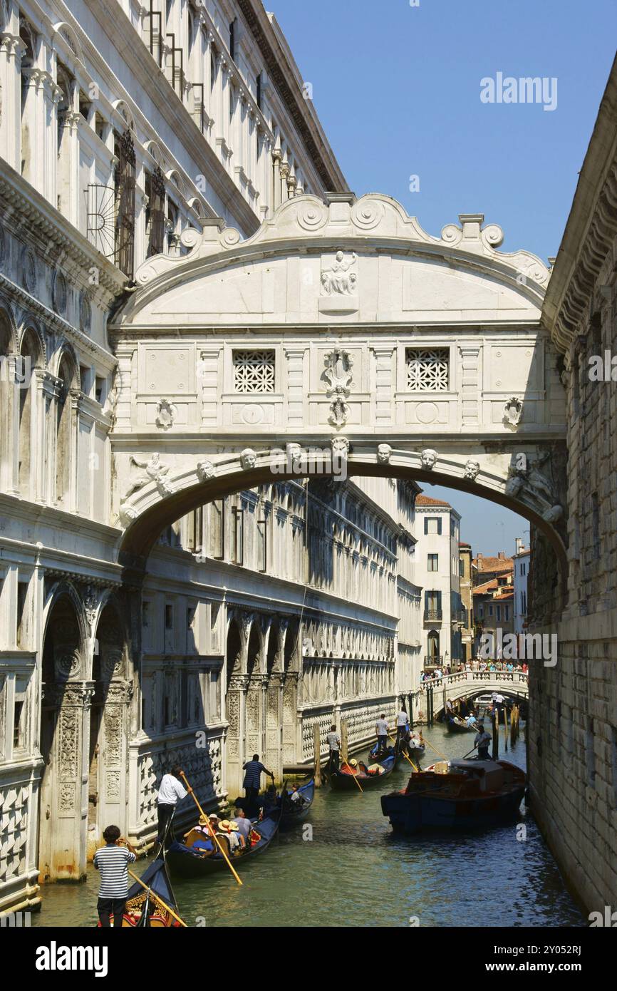 Venezia, Italia, 21 agosto 2012: Ponte dei Sospiri e turisti in gondola per un tour panoramico lungo i canali di Venezia, Europa Foto Stock