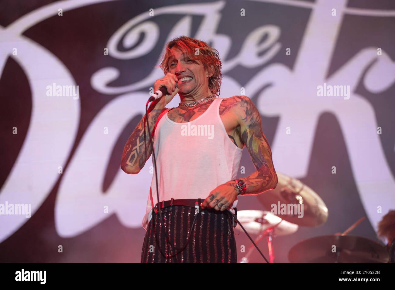 Justin Hawkins della rock band britannica, The Darkness, si esibisce sul palco il quarto giorno del festival musicale Vilar de Mouros, che si tiene tra il 21 e il 24 agosto 2024 nel nord del Portogallo. Foto Stock