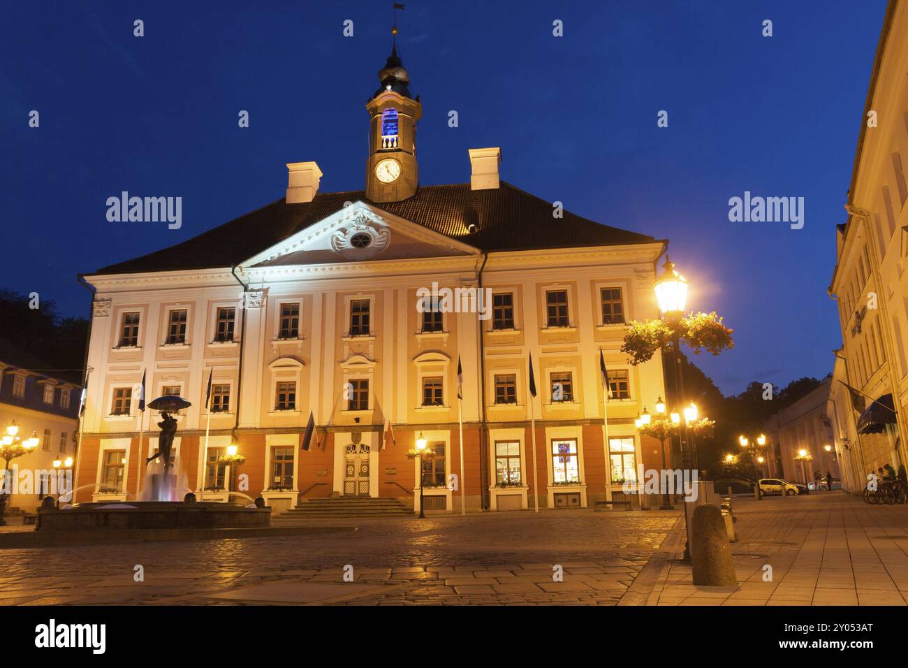 Vecchia e bella municipio a Tartu, Estonia. La piazza principale della città in estate Foto Stock