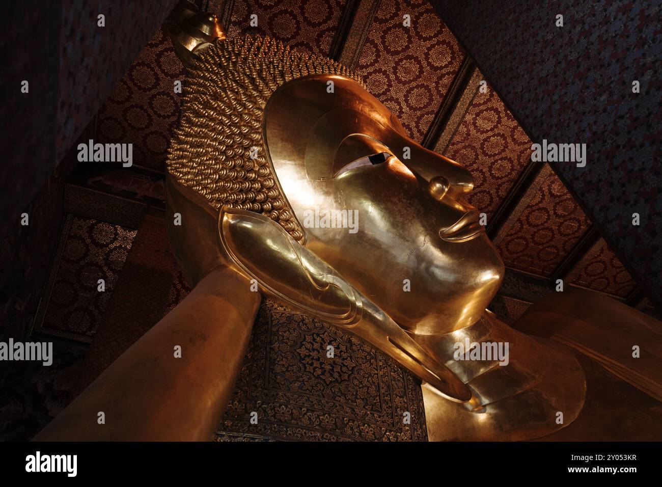 Vista interna all'interno del tempio di Wat Phra Chetuphon Wimon Mangkhalaram Rajwaramahawihan, dettaglio selettivo della statua di buddha in posa addormentata. Foto Stock