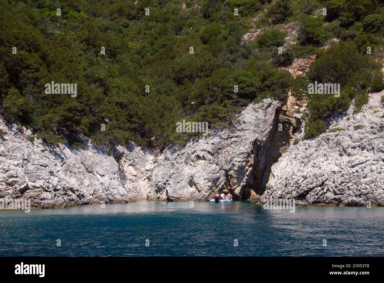 Incredibile paesaggio lungo la costa dell'isola di Kastos, in Grecia, con yacht e barche Foto Stock