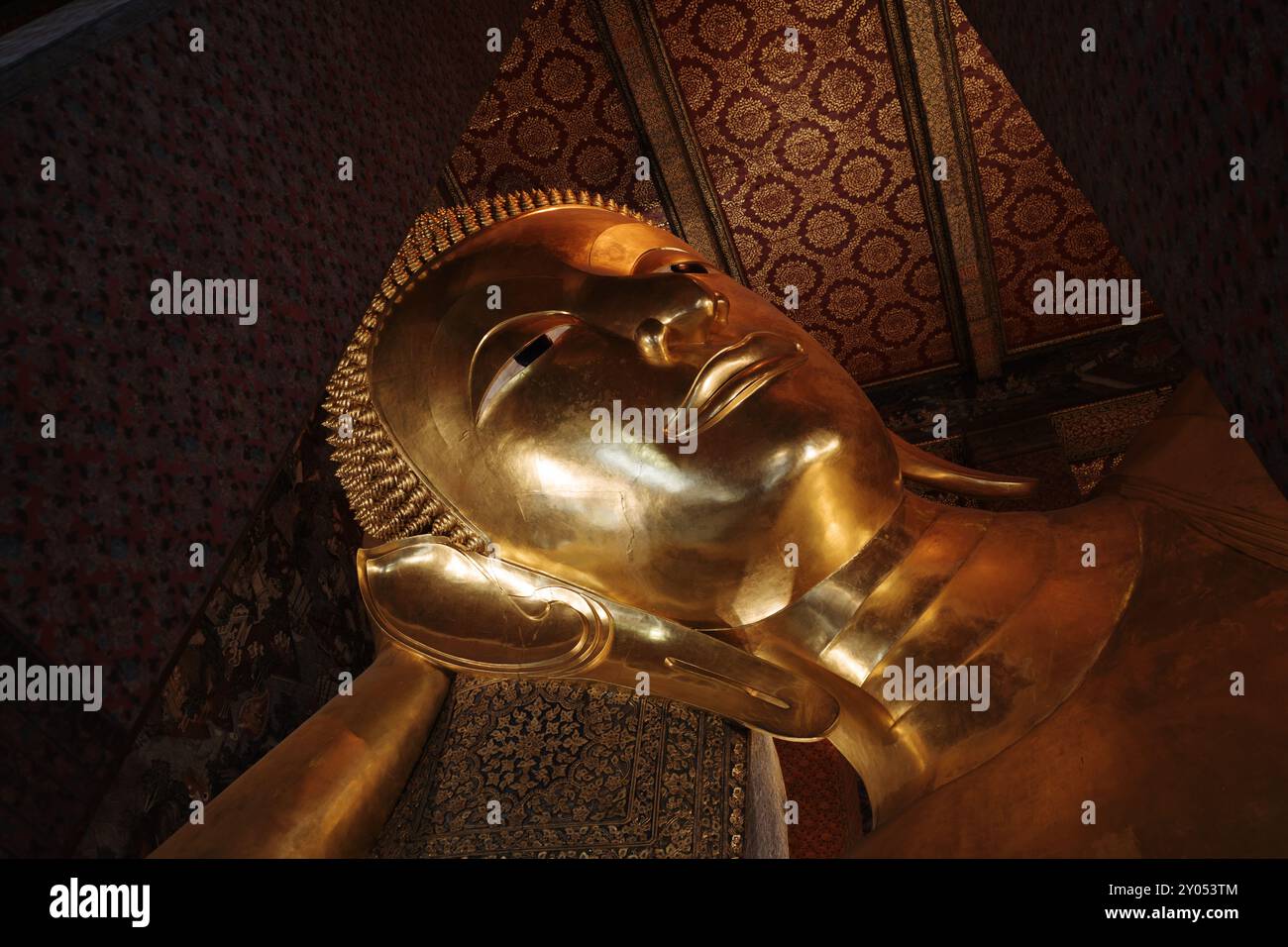 Vista interna all'interno del tempio di Wat Phra Chetuphon Wimon Mangkhalaram Rajwaramahawihan, dettaglio selettivo della statua di buddha in posa addormentata. Foto Stock