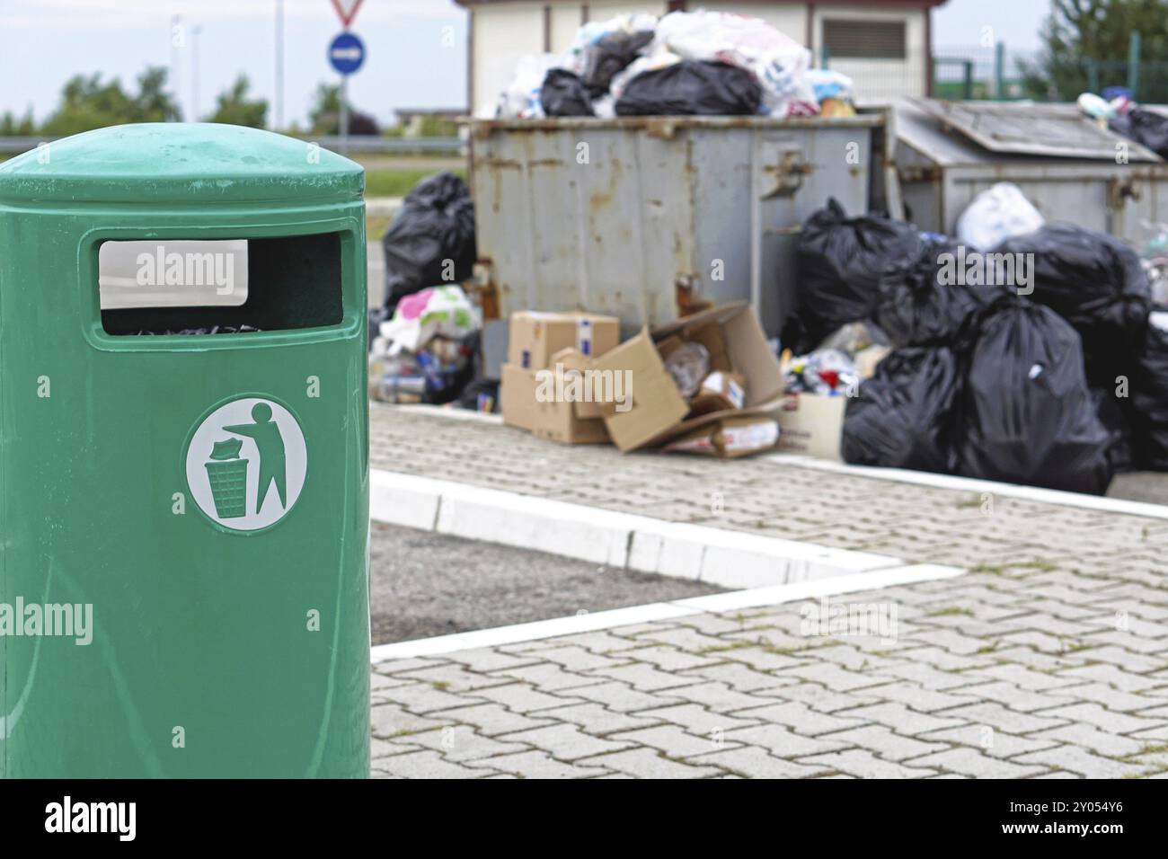 Overflow di garbage lettiera e Vuota il cestino può Foto Stock