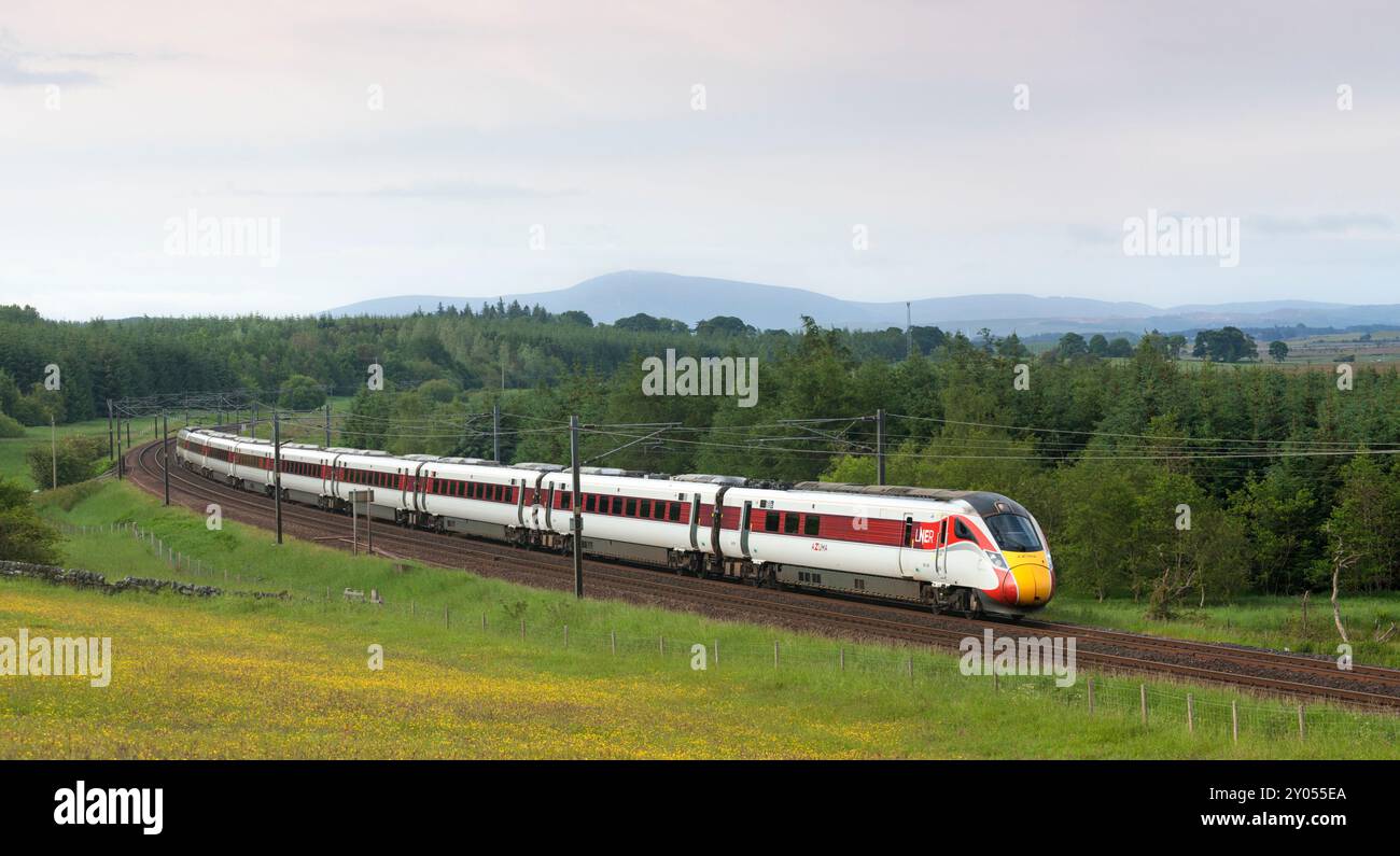 Treno LNER Hitachi classe 801 Azuma che passa per la campagna di Auchengray, Scozia, Regno Unito Foto Stock
