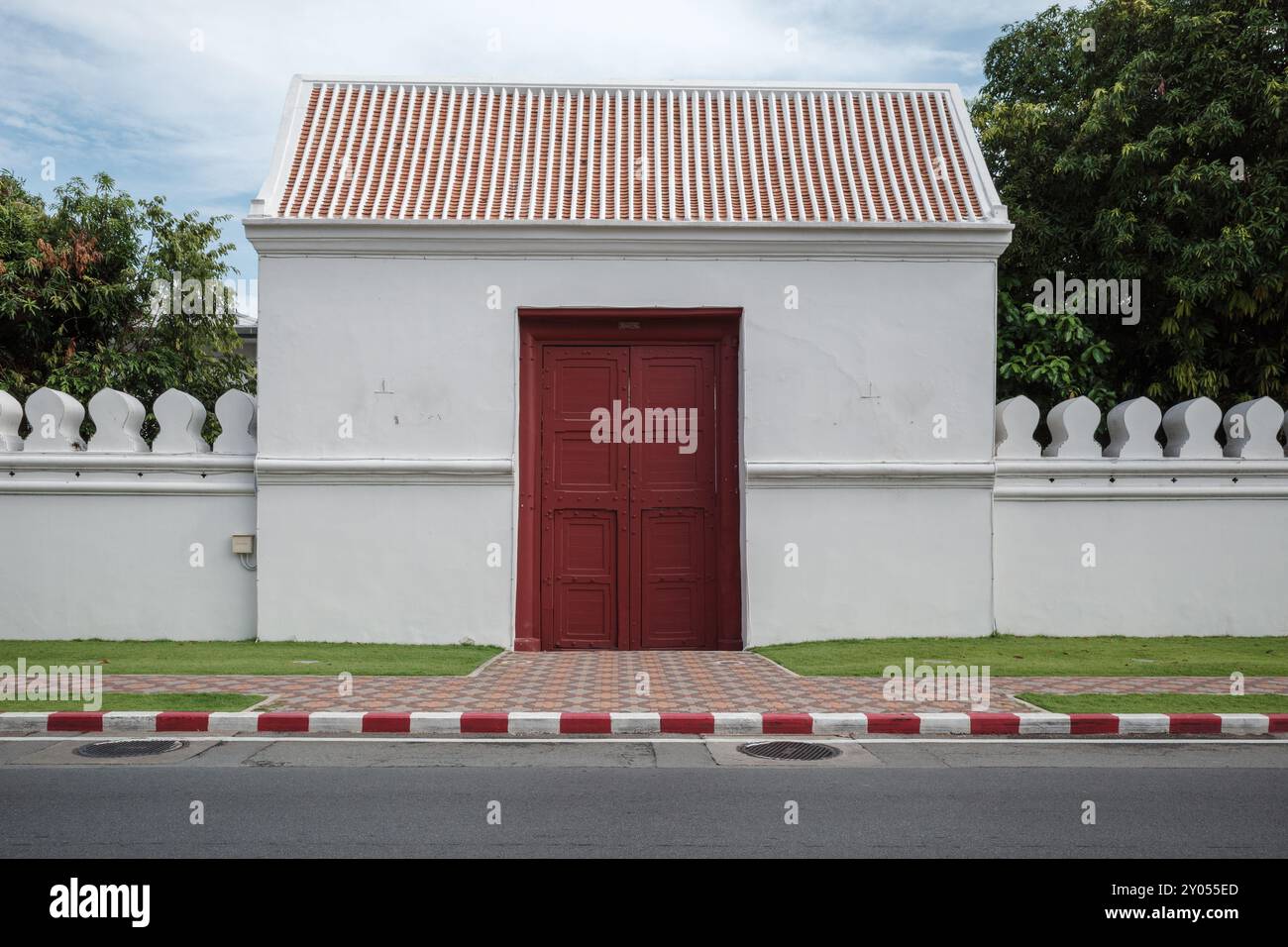 Muro esterno esterno e cancello dalla strada di fronte al Grand Palace di Bangkok, Thailandia. Foto Stock