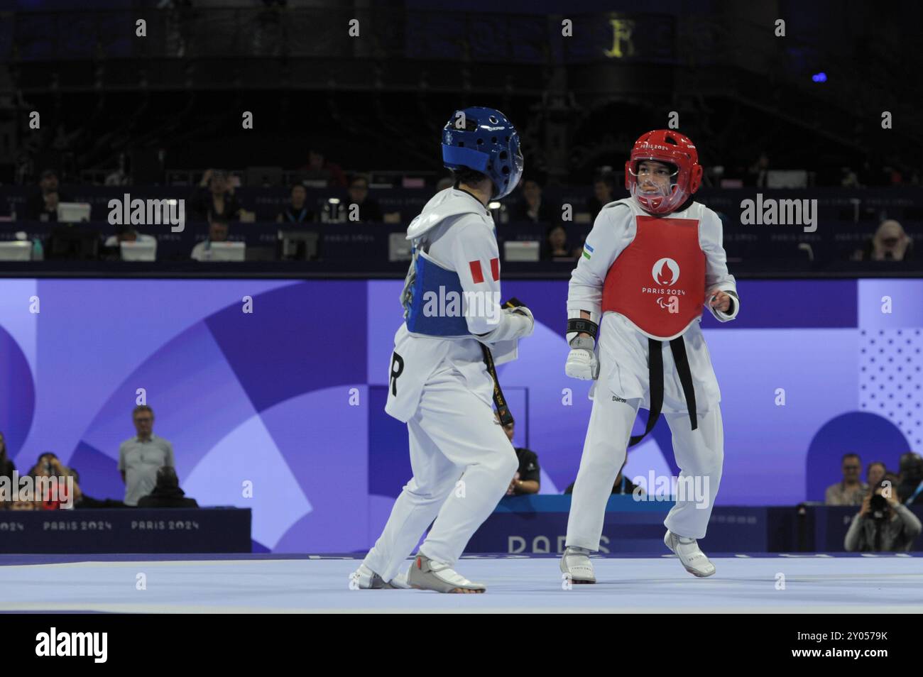 Ziyodakhon Isakova (UZB, Rosso) e Leonor Angelica Espinoza Carranza (PER, Blu) gareggiano nella gara femminile K44 -47kg Para Taekwondo il secondo giorno dei Giochi Paralimpici estivi di Parigi 2024 al Grand Palais di Parigi, Francia. Carranza ha vinto il match e si è assicurato una medaglia d'oro. Foto Stock